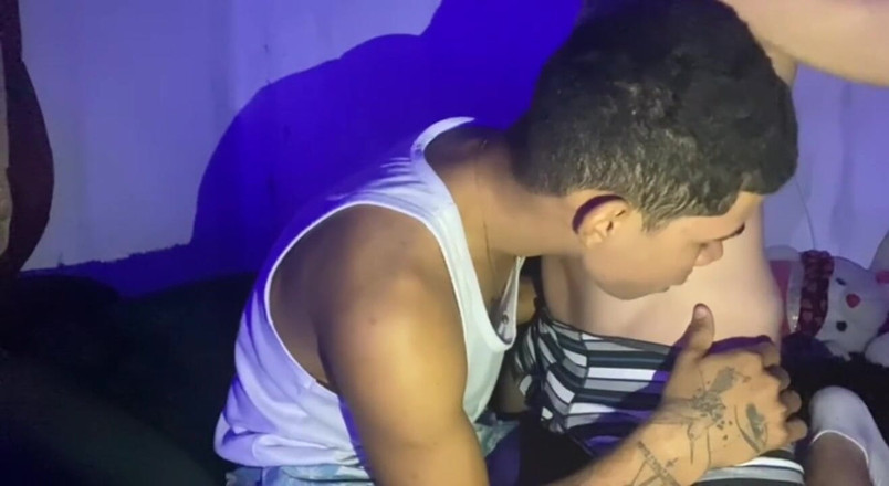 Icyhot707: Il est hétéro et il me baise très fort jusqu’à...