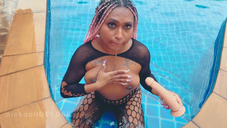 Desibhabhisimi: Dildo deepthroat in piscina