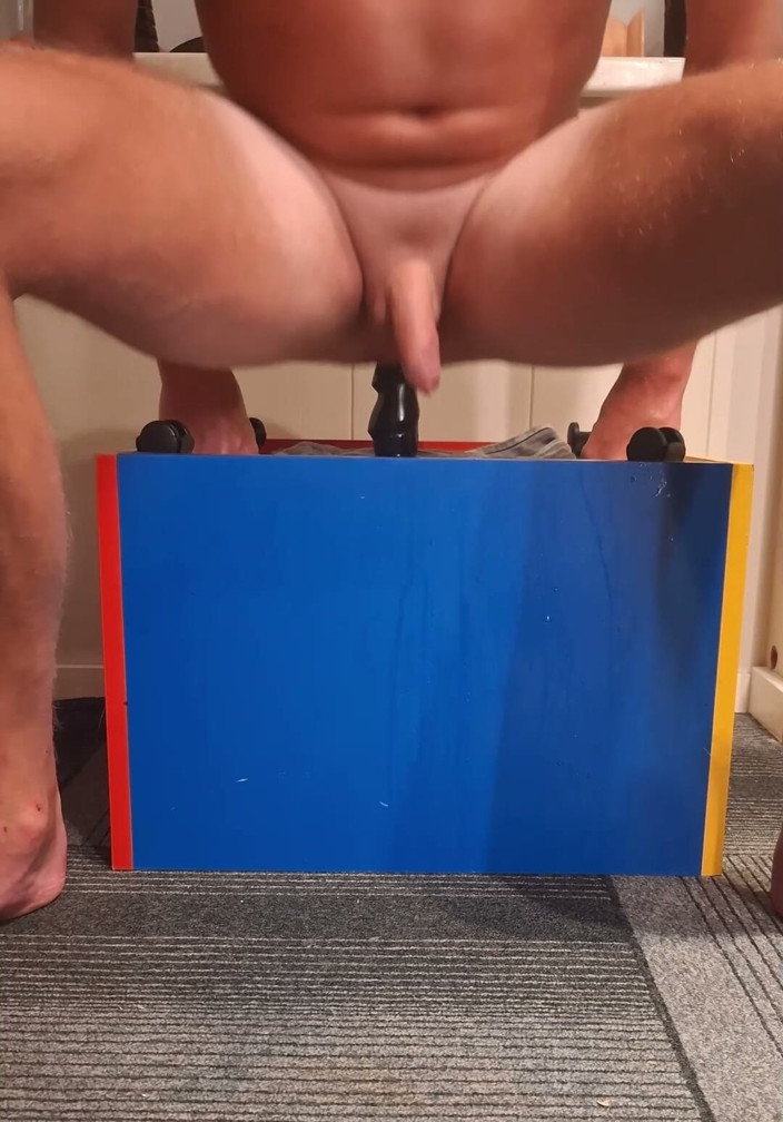 NoFace Twink X: Arrapante gioco anale da solo twink prende dildo