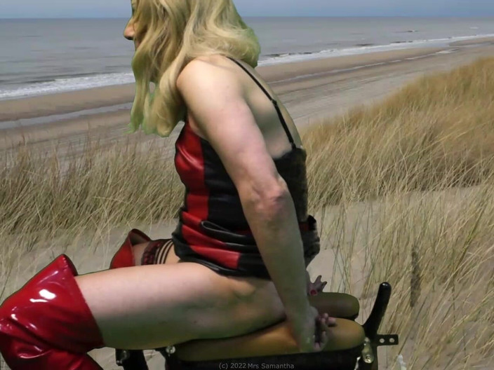 Mrs Samantha: Paní Samantha jezdí na třech dildách na svém opičím rocker šukací židli