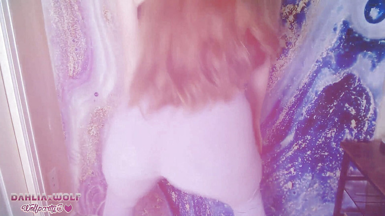 Dahlia Wolf: Sexy holka brousí a twerkuje v těsných legínách