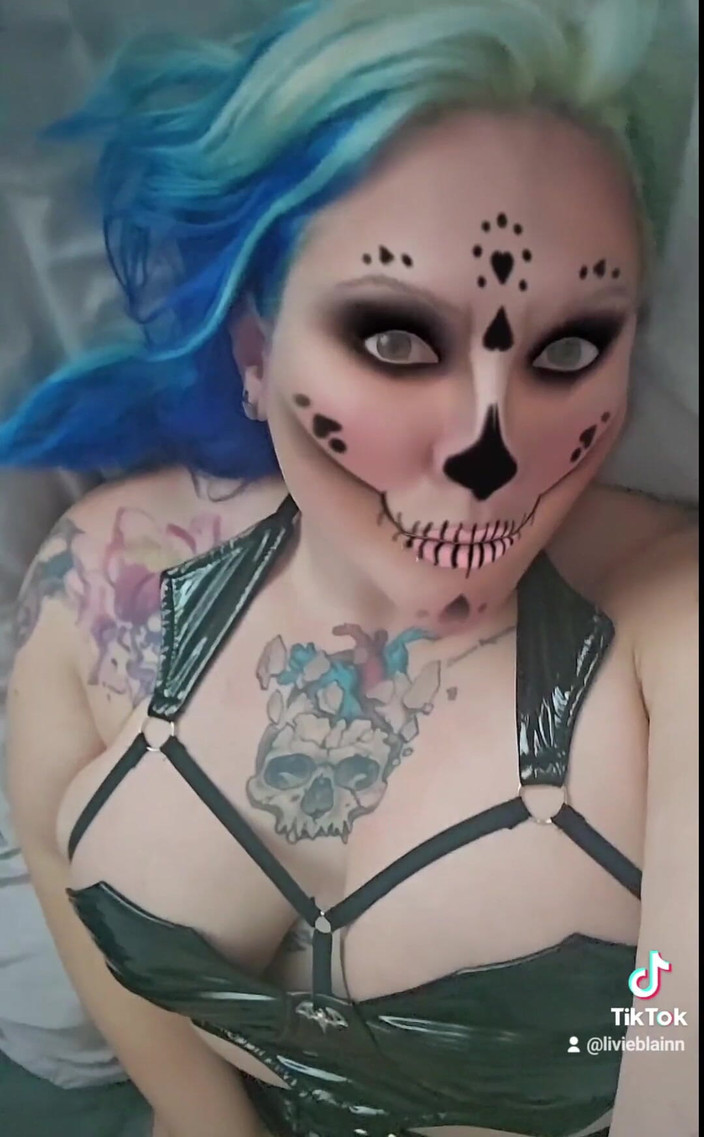 Livie Blainn: 섹시한 할로윈이 오고 있다