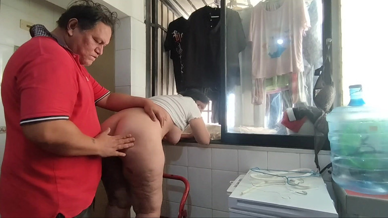 MaturecoupleVe: Mówi mi, że jeśli pomogę jej powiesić ubrania, to będziemy uprawiać...