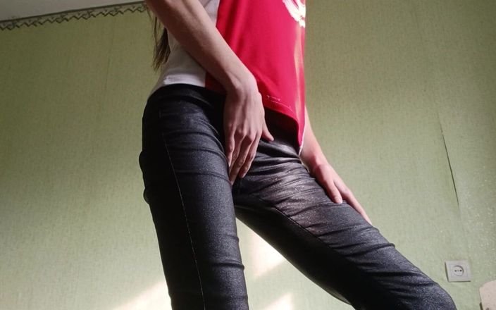 Lesbian-illusion: 그녀가 커피를 만드는 동안 아파트에서 이웃에게 자위해