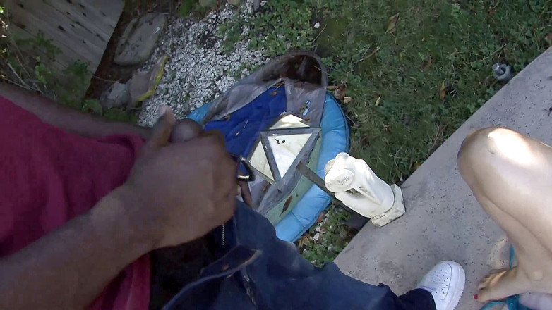 Africans Orgasm: Awek muda yang berjemur mengidamkan zakar hitam