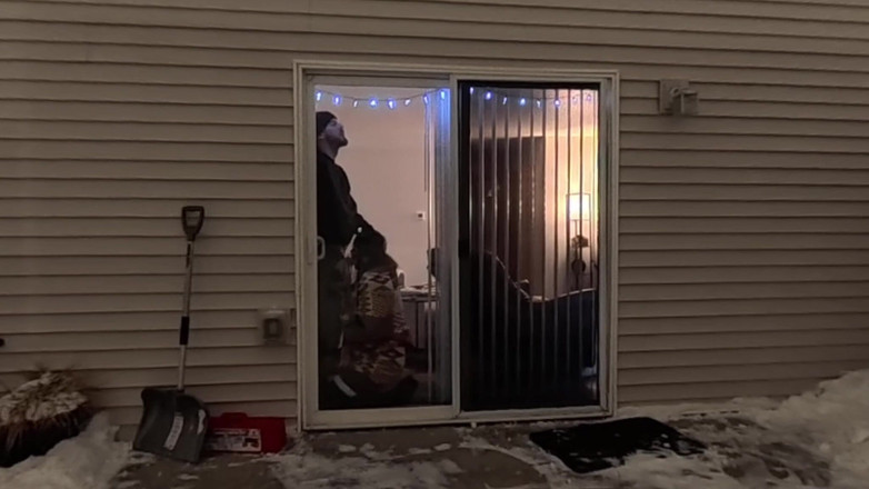 Mya Lane: Předvádění pro sousedy a manželku ošukanou na gauči