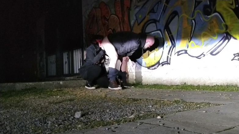 Toilet Mommy: Venkovní expozice Dívka olizuje chlapovi zadek