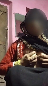 Desi chudai, nâng saree và làm cho ghore đứng và bú dương vật trong miệng, tiếng Hin-di
