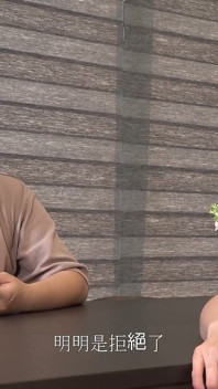 掃除を脇に置き、あらゆる手段であなたを誘惑しようとするセクシーな清掃員