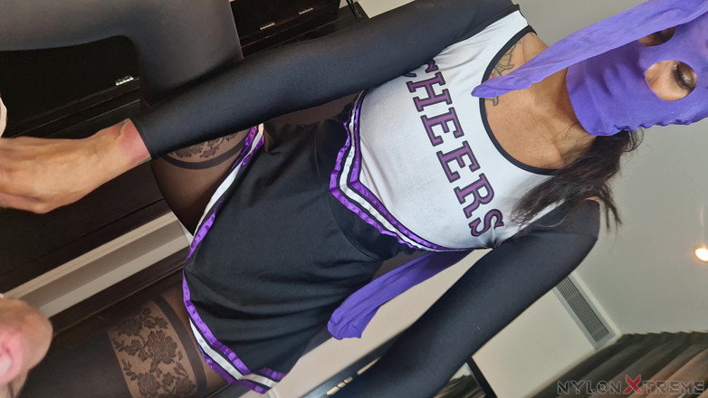 Nylon Xtreme: POV Julia Kate 1° Involucro Ragazza Nylon Pompom