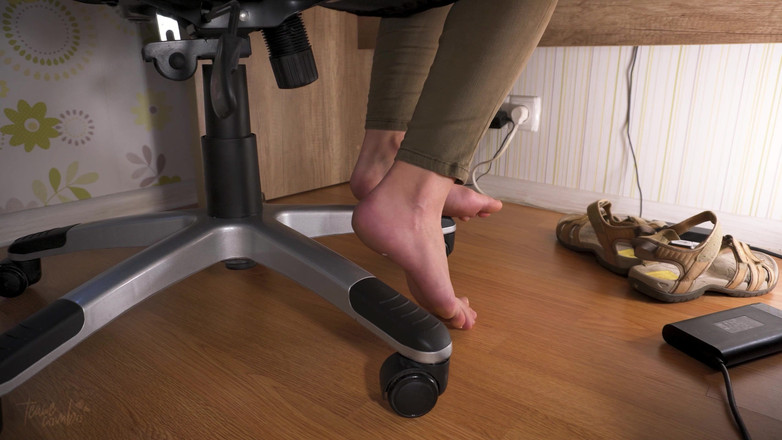 Teasecombo 4K: テーブルの下ですり減ったサンダルで彼女の足が大好き