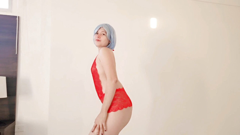 Latinascachondas: コスプレ女の子のストリップと彼女の猫を示す