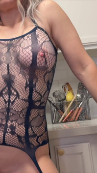 Babe blonde milf in verleidelijke lingerie raakt haar perfecte roze poesje aan