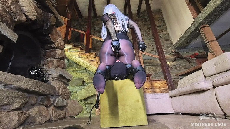Mistress Legs: 情妇尼龙屁股在热辣的骑脸后惊喜：内射在奴隶的嘴里