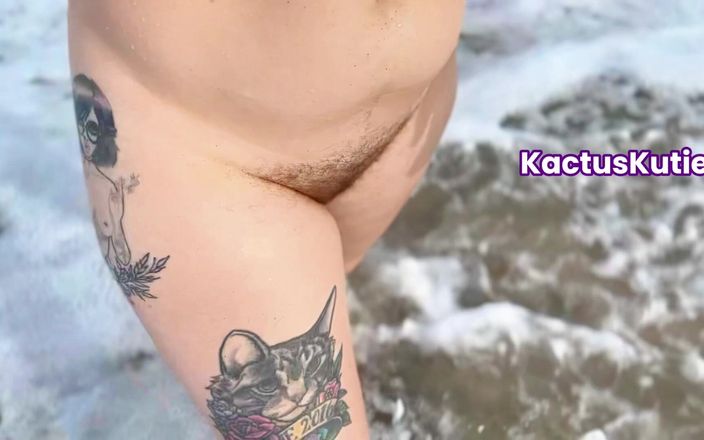 Kactus kutie: Hairy Girl Walks on Nude Beach