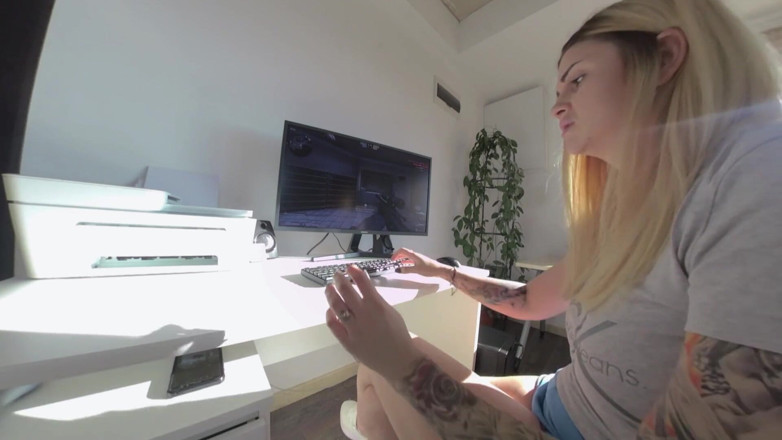 SassyTiff: Blonde babe masturbates