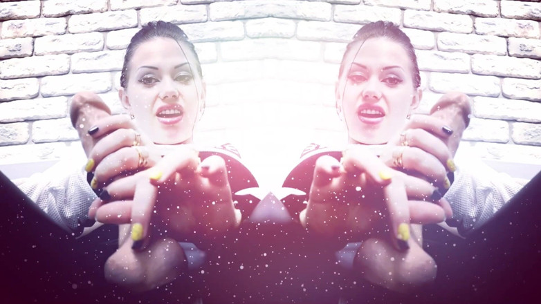 Goddess Misha Goldy: Ma bite plus grosse que la vôtre ! Sodomie ! Lèche-moi les...