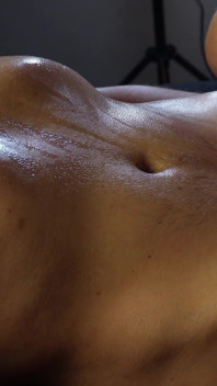 Massage huileux profond avec Alex : jeu de nombril et éjaculation sur le ventre