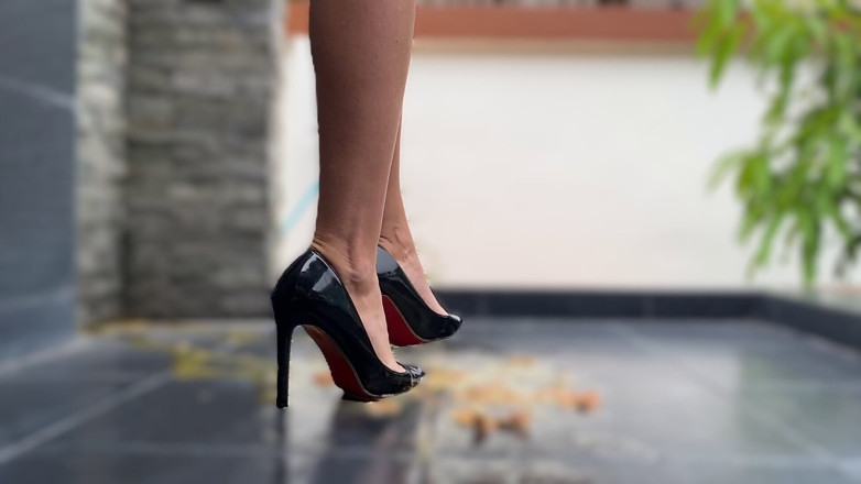 LaylaX: Crush Eggs with Black High Heels