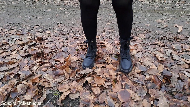 Sandra Falkenhauer: 森でおしっこするのが興奮する