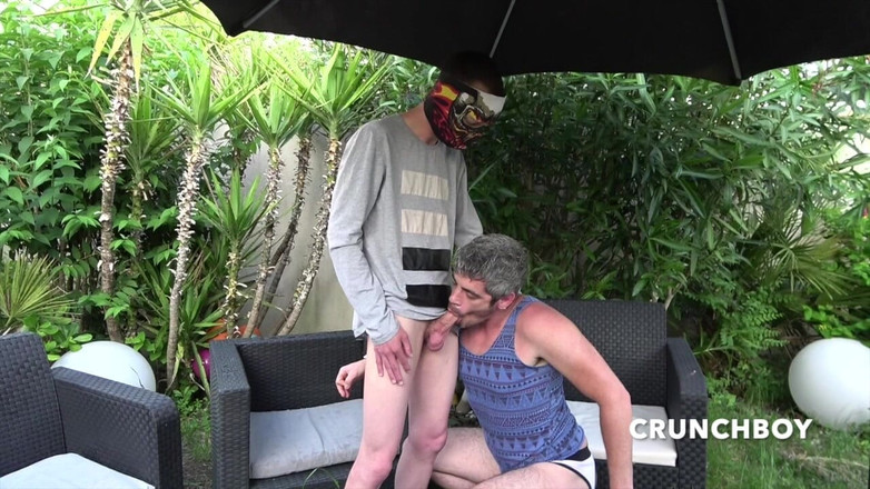 Fun raw sex with straight curious: Dmimitrii在花园里被年轻的直男twink干