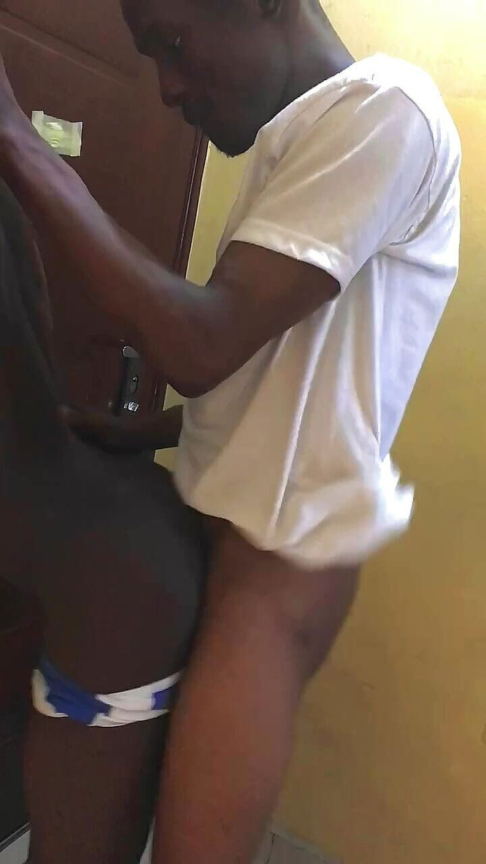 Stilesbhalifa1: 同性恋在门后做爱和射精