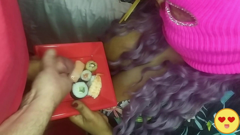 Sexsicouple: Kåta gifta milf suger våra två kukar och bad om...