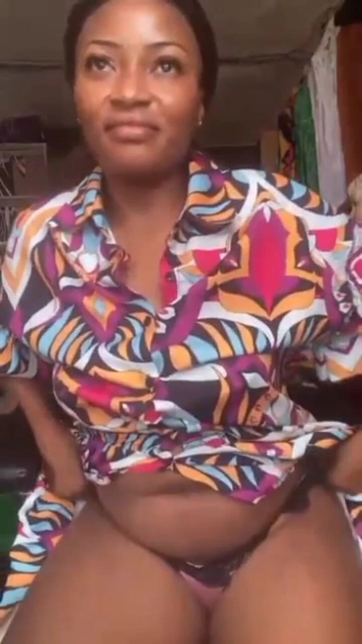 Me and my new slut: 一个饥渴的妈妈在她的商店为她的情人在公共场合自慰