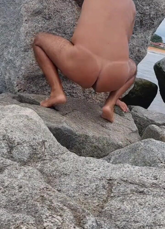 Ladysilvas: Ladysilva nuda sugli scogli Che culo abbronzato caldo