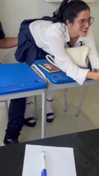 항상 교실에 늦게 도착하고 교사와 섹스하여 그녀를 떠나게 하는 Mara