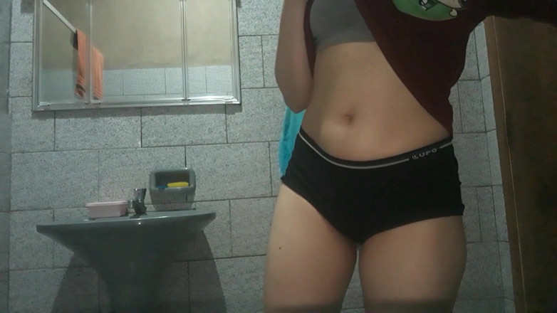 Little Ant2: Sie wollen mich im Badezimmer ficken?