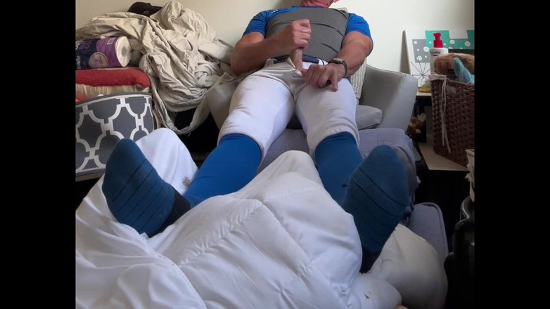 JockDad87: Alfa baseballový hráč Jockdad87 si do modrého oblečení stříká svůj...