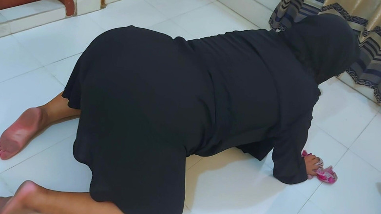 Aria Mia: Madrasta presa debaixo da cama e mostra sua bunda muçulmana árabe...