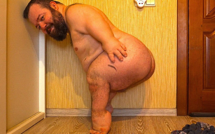 MiniCorgi: 侏儒穿着内裤展示他的大屁股，没有！