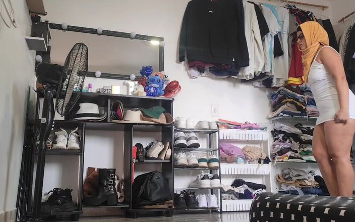 1lindapareja: Chica de 18 años paquistaní se viste para una noche con...