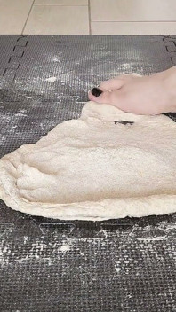 L'impasto schizzi della pizza