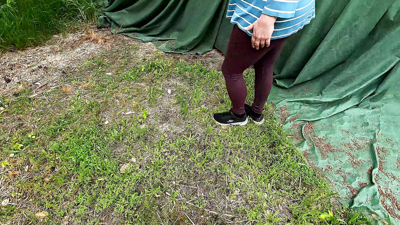 Bouncy Tits Action: Recebendo sua bunda e peitos nus espancados com remo