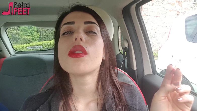 Smokin Fetish: Petra đẹp trai hút thuốc trong xe hơi của cô ấy