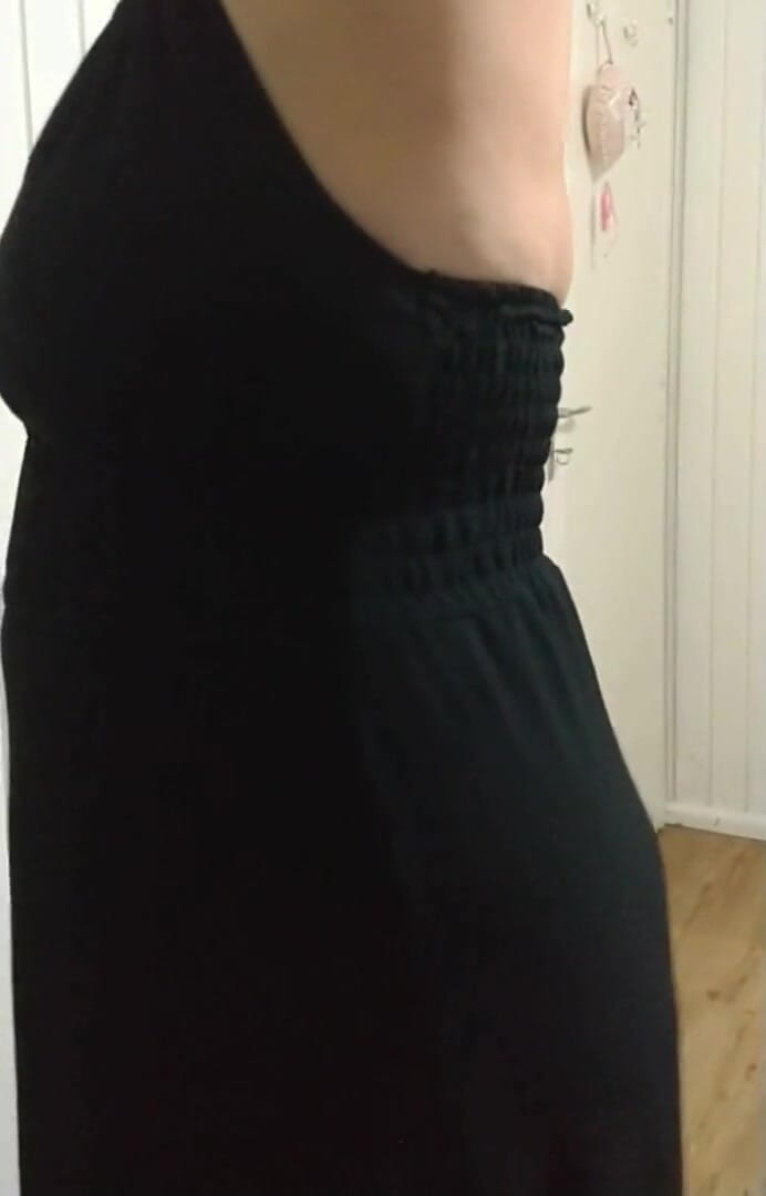 Priscila: Macecha mi ukazuje oblečení, které si vezme na pouliční karneval,...