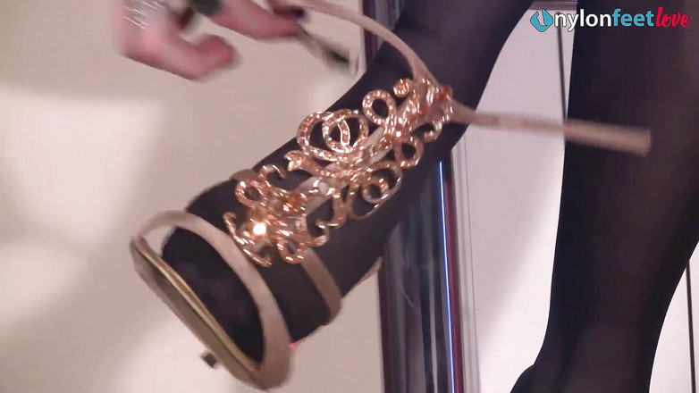 Foot Fetish HD: Sexy tiener Emily geniet van plagen met haar mooie voeten