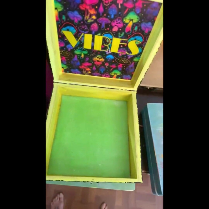 Suzy Wylde: Suzy Wylde bir sanatçı