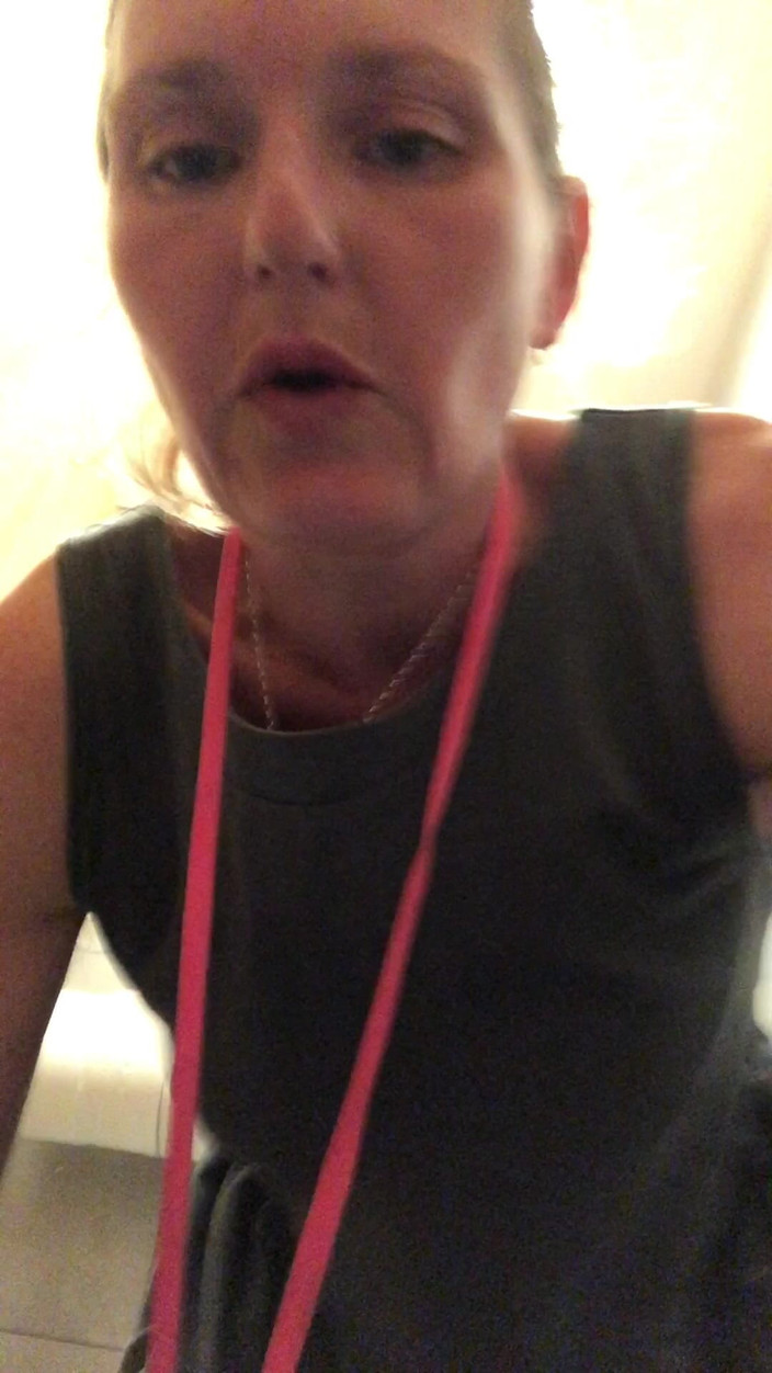 Pissing Paradise: Потужний Ссаніна З Ідеальної Волохатої Пизди В Громадських Туалетах