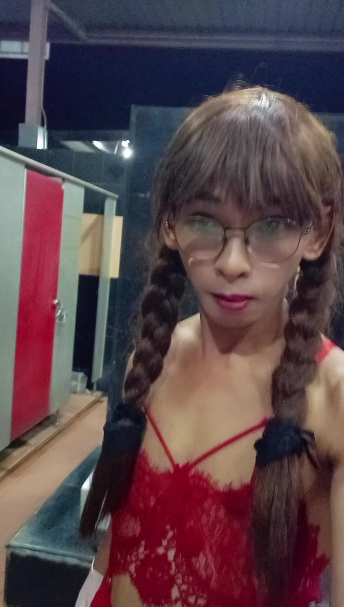 Menaiisd: 공공 화장실에서 Sis.