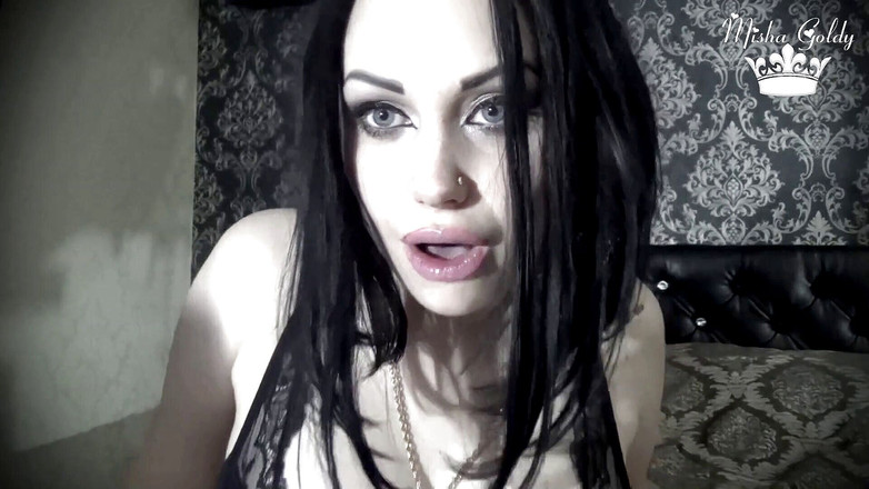 Goddess Misha Goldy: Je fais jouir mon adorable tapette