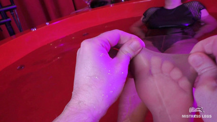 Mistress Legs: Massaggio ai piedi solo bagnato in nylon dalla vista della...