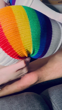 Jag ger min styvbror en sockjob med långa strumpor