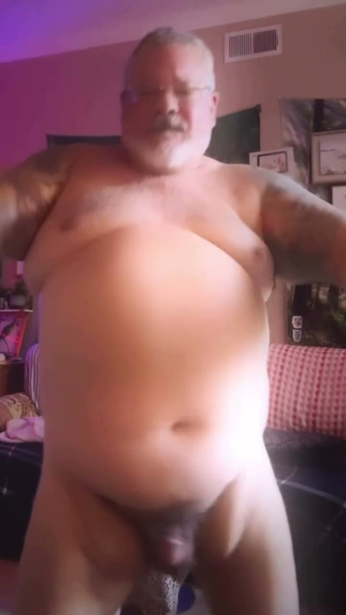 Hand-Free-Daddy-Chub: นักเต้นหมีแก้ผ้า