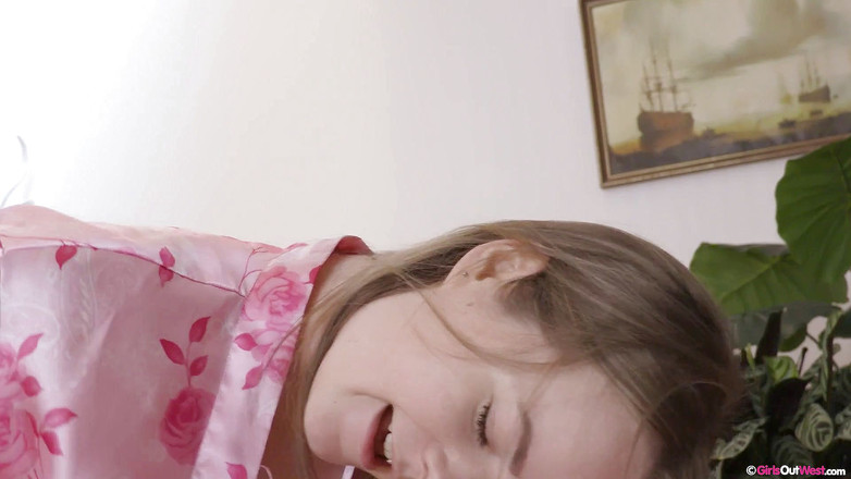 Girls Out West: Sevimli Adelaede seks oyuncağıyla orgazm olana kadar ıslak amını parmaklıyor