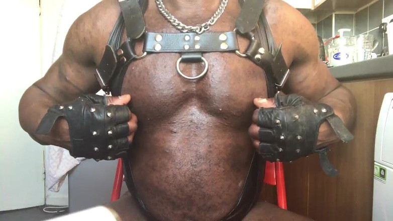 Black mature kinky muscle: Zwarte rijpe vrouw gespierd leer harnas latex singlet tietenspel