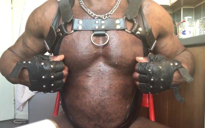 Black mature kinky muscle: Черная зрелая мускулистая кожаная сбруя в латексе с одиночными сиськами играет